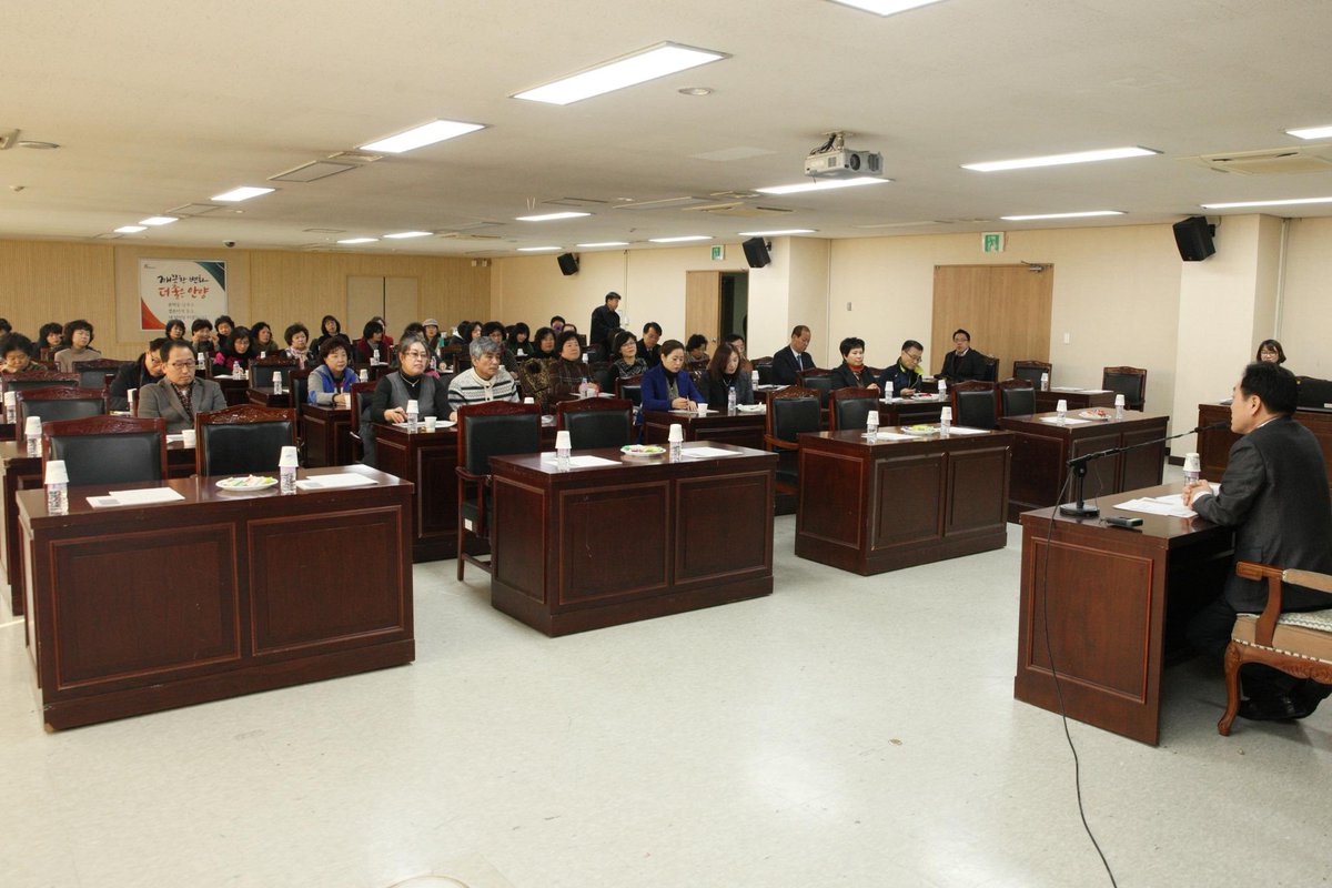 안양시는 동네 특성에 맞는 마을을 만들어 나가고자 마을리더교육을 실시하고 있는데요, 이와 관련해 지난 15일 시청회의실에서 도시재생마을리더교육 이수자 간담회가 열렸습니다 행복한 우리 동네 만들기 함께해주실거죠?