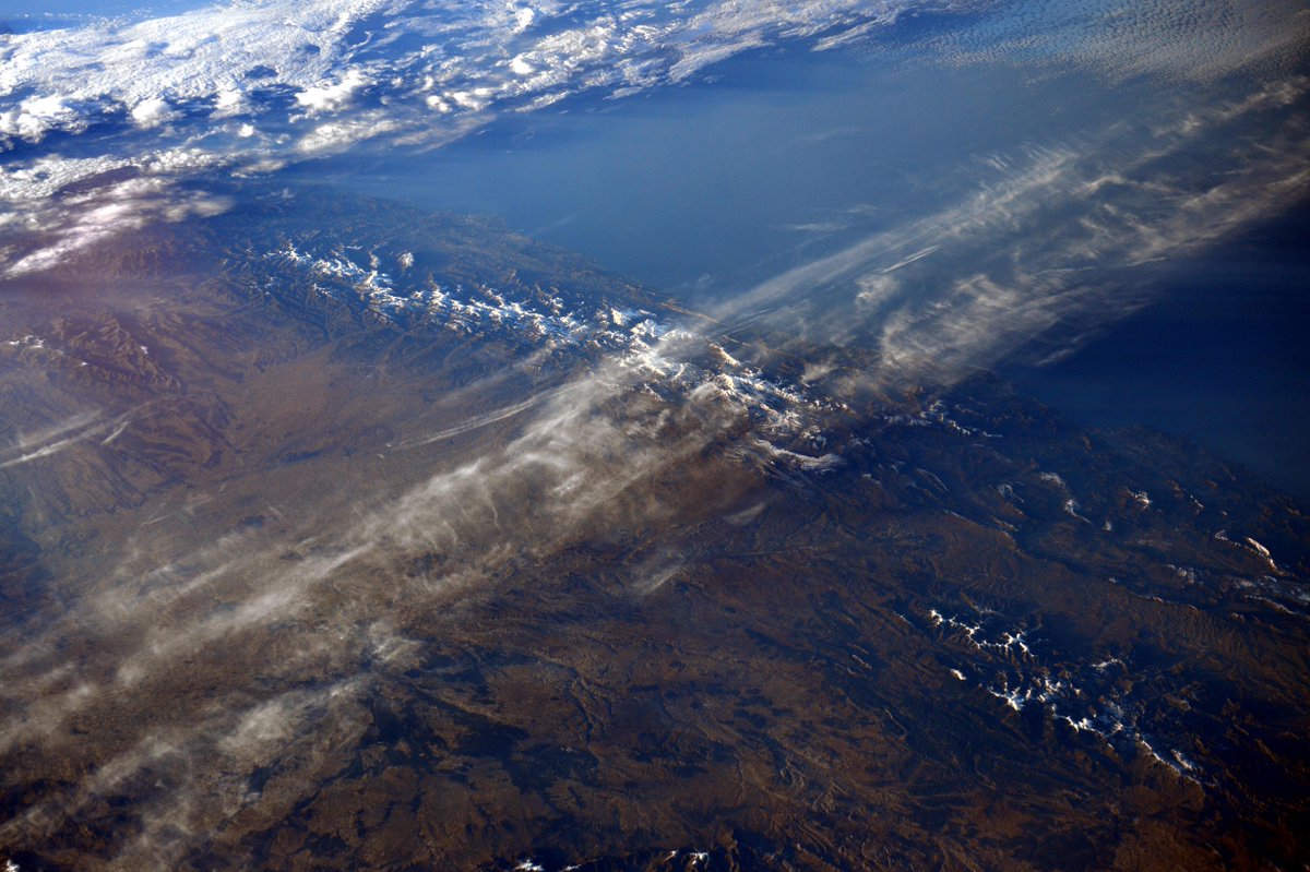 AstroSamantha's tweet photo. (IT) Buongiorno #Spagna! Il golfo di Biscaglia da Gijon a Bilbao. Con un po' di neve sulla  Cordigliera Cantabrica. http://t.co/WZwn3WmA7h