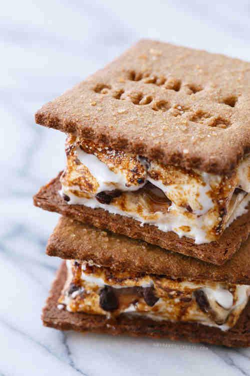 Американский десерт смор. Десерт смор. Американский десерт смор. Смор кукиес. Десерт смор.