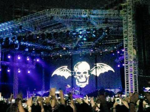 riyan1666's tweet photo. Memory band AVENGED SEVENFOLD tour in parkir timur snayan jakarta 01/18/2015 http://t.co/KARxnwRgSR
