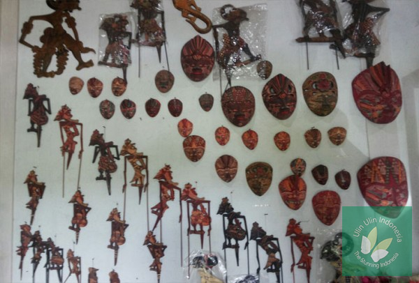 #Topeng dan #Wayang Kayu, Souvenir Etnik Khas Jawa Tengah. Baca di: ulin.in/sOt <a href="/jawatengahan/">Kabare Jawa Tengah</a> #jawatengah