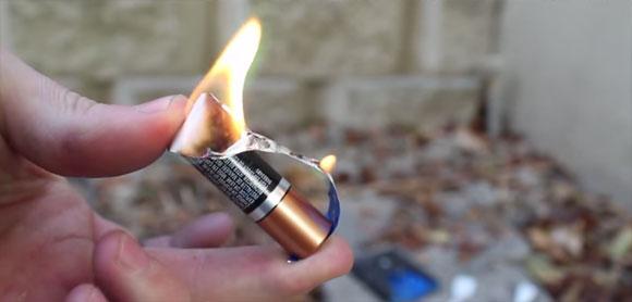 ガムの包み紙と乾電池を使って一瞬で火をおこす方法 Togetter