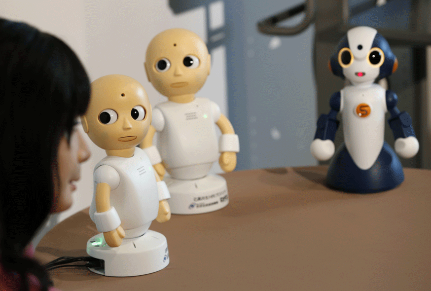 gulftoday's tweet photo. #TalkingRobots, CommU, second left and center, and Sota, right, talk with Android robot Otonaroid, left, in Tokyo http://t.co/e3ifKP76iJ