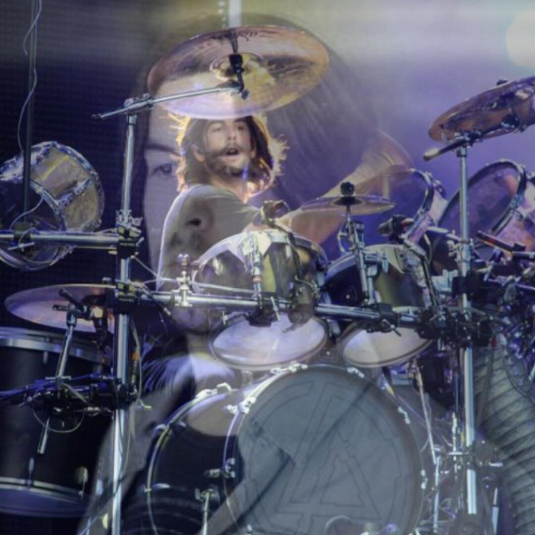 Happy birthday to the best drummer of the world Rob Bourdon ( ) 