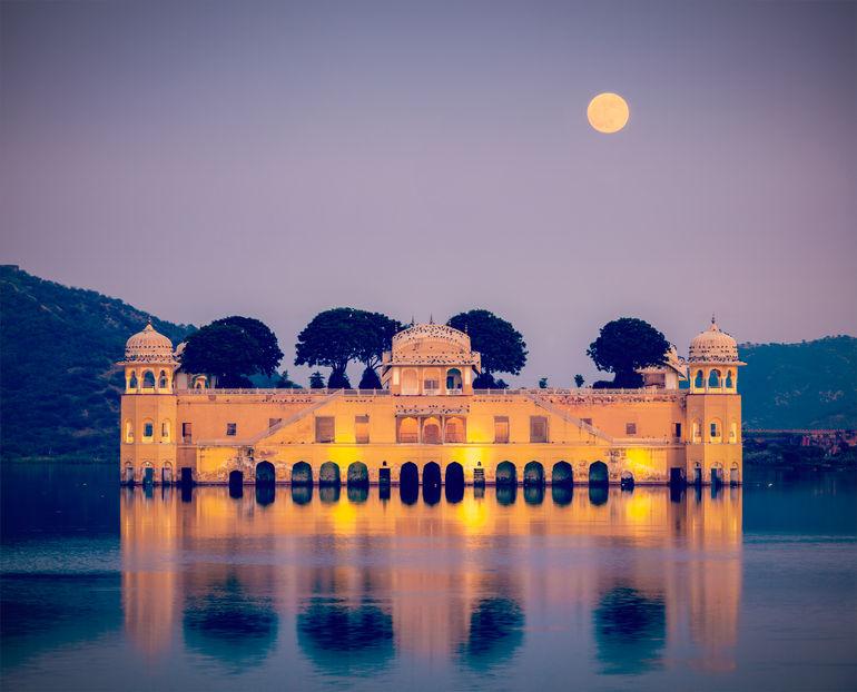 Twitter இல エクスペディア Expedia 湖に浮かぶこの城は 湖の宮殿を意味するジャルマハル インドのマハラジャが避暑地に使っていたそうで 雨季になると湖に守られた幻想的な光景を見せてくれます Http T Co O31erlx3fq