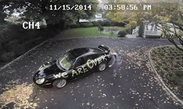 Die Rache der #Exfrau am #Porsche. Die Überwachungskamera hat alles festgehalten. bit.ly/1J22zqN