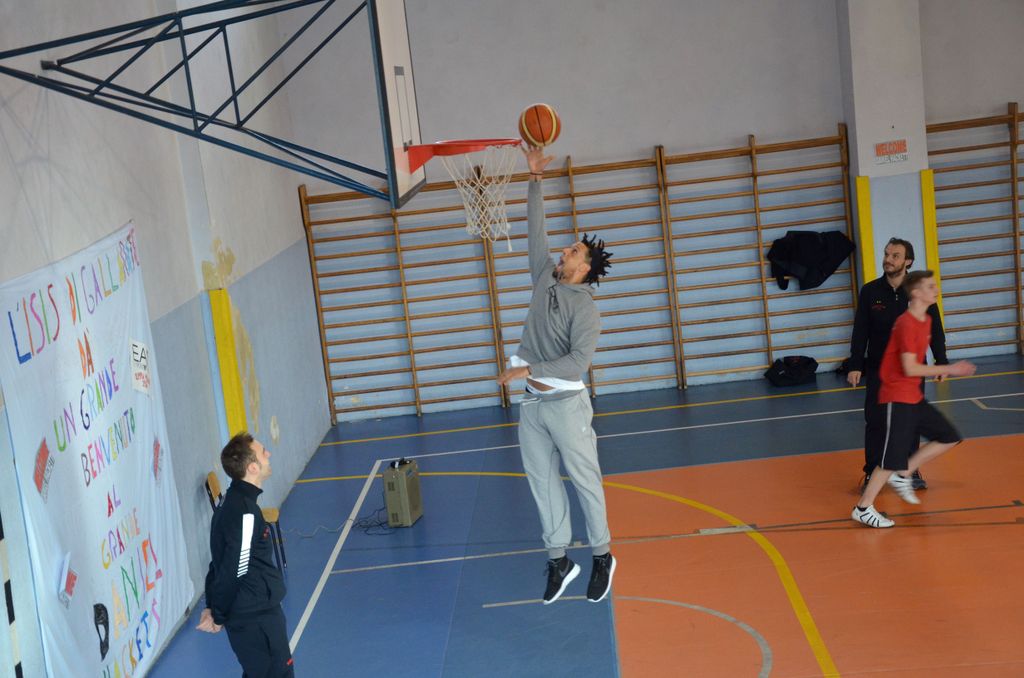 alberto_batta's tweet photo. Il campione #DanielHackett ieri ha fatto visita agli studenti dell'Isis Ponti di #Gallarate .
Oggi su #LaPrealpina http://t.co/O3dwoAp60A