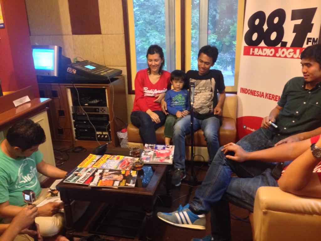 @iradiojogja: Selamat datang <a href="/sheilaon7/">Sheila On 7</a> di studio @iradiojogja cc : <a href="/SonyMusicID/">Sony Music Indonesia</a> <a href="/SheilaGankJogja/">SheilaGank Jogja</a> 😱😂