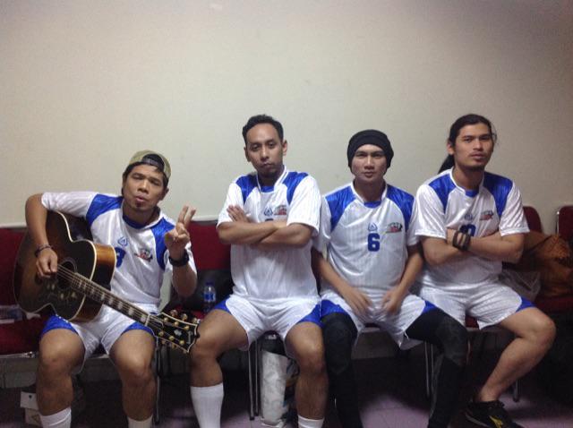 Wah <a href="/pongkibarata/">Pongki Barata</a> <a href="/baimguitar/">Ibrahim imran</a> <a href="/duniamanji/">Anji MANJI -</a> <a href="/didevirzha/">Virzhaofficial</a> mau ngapain nih, kok pake kostum bola... :) #HutKFC35Tahun