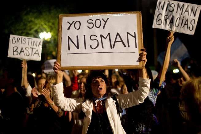 Univision's tweet photo. “@UniNoticias: FOTOS: Argentinos marcharon por muerte de fiscal #AlbertoNisman http://t.co/yWvGgH6tY6 http://t.co/WZOsJ49pmT”