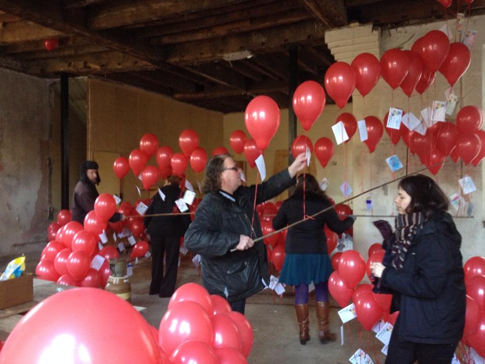 600 red balloons!