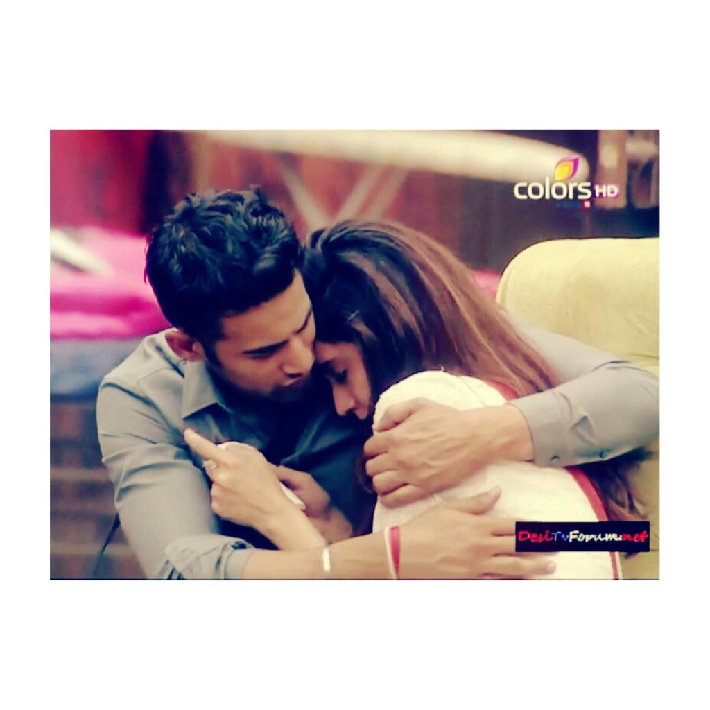 manigupta91's tweet photo. "@Kiara_Sonam:  ❤
#bb8 #StopTargetingKarishma http://t.co/YoKADWmUKN"

This moment was so beautiful♥
#Karen♥