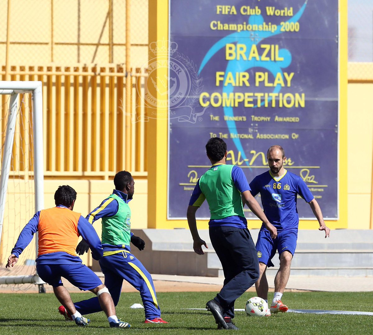 AlNassrFC's tweet photo. بعدها قسم اللاعبين لمجموعتين طبقوا عدد من الجمل التكتيكية من بينها التمريرات البينية واللعب في المساحات الضيقة
#NFC http://t.co/bTQAzL1J5q