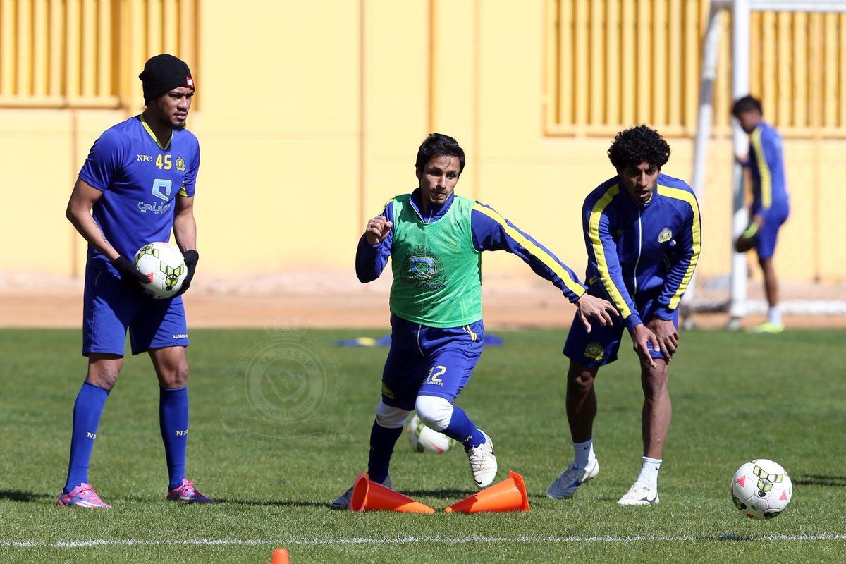 AlNassrFC's tweet photo. ثم حولهم لثلاث مجموعات لعبت المجموعتين الاولى والثانية مناورة مفتوحة على نصف الملعب في حين تقوم الثالثة بتدريب لياقي http://t.co/XHE0W53gug