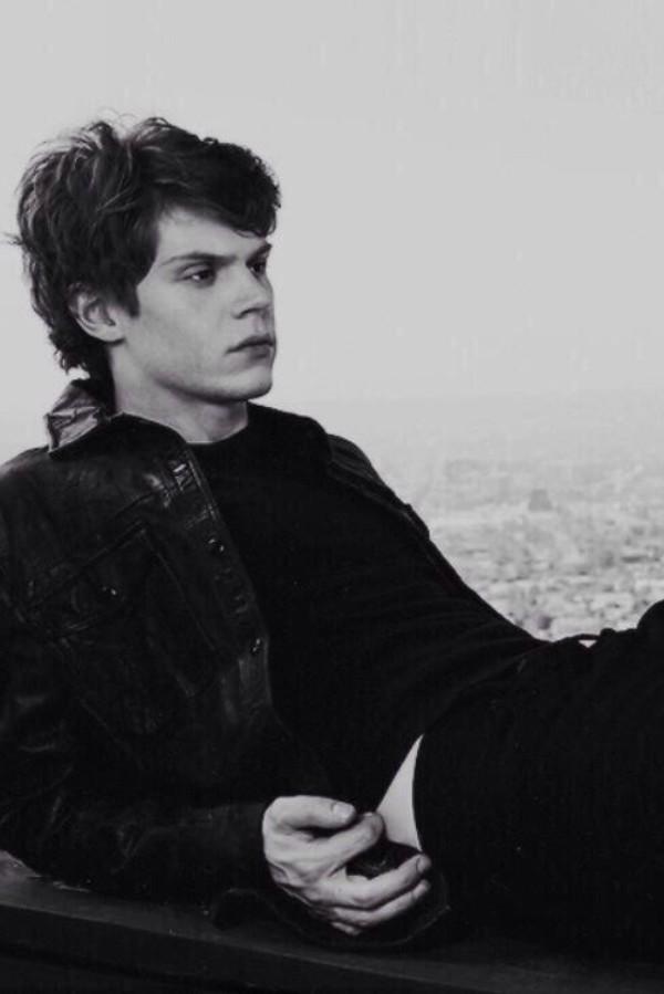 Happy birthday to the creator of heaven and earth, the one and only Evan Peters 