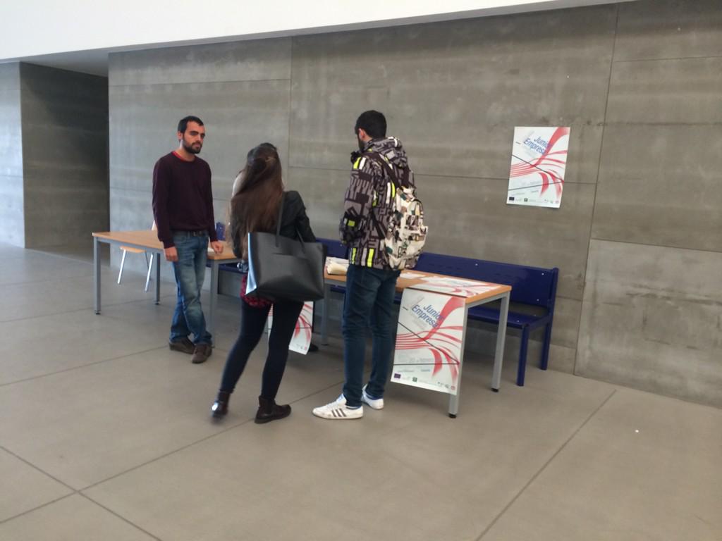 MalagaCom's tweet photo. Seguimos en comercio y gestión recomendando que participen en el concurso de creación de #JuniorEmpresas http://t.co/qtPKmhrzTk