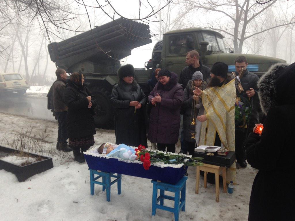 Четверо похорон. Похороны детей погибших в Донбассе. Похороны детей погибших в Донецке.