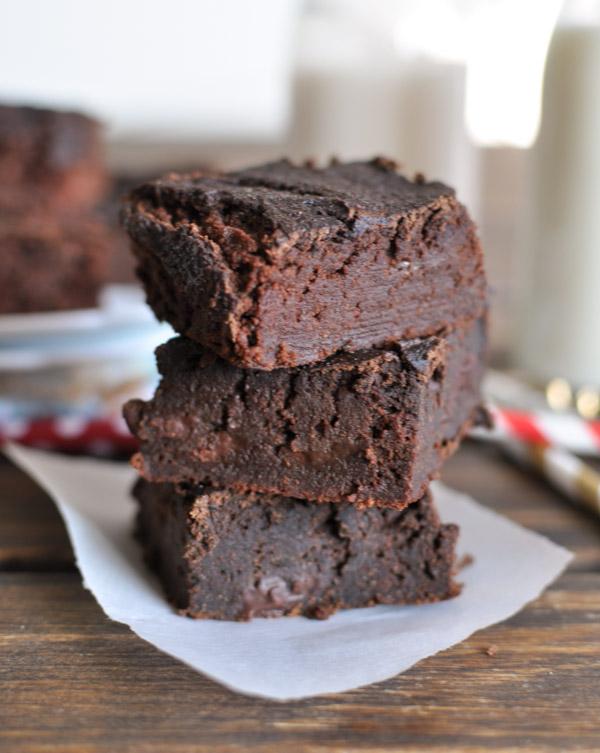 PrimalPalate's tweet image. You'd never guess avocados were hiding in these brownies. Recipe by @mypurplespoon buff.ly/15seTSp