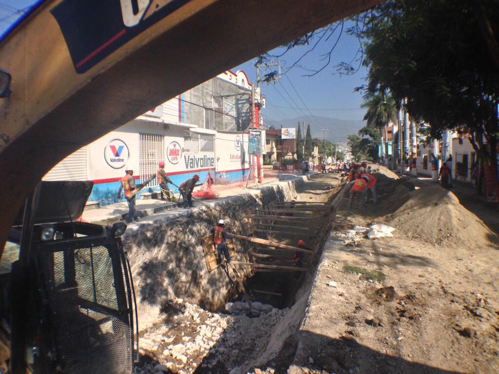 AlertaChiapas's tweet photo. Se mantiene cierre de vialidad en Blvd Las Palmas por trabajos de colector sanitario #PTARs @SMAPATuxtla http://t.co/N1Zjt6Cq08