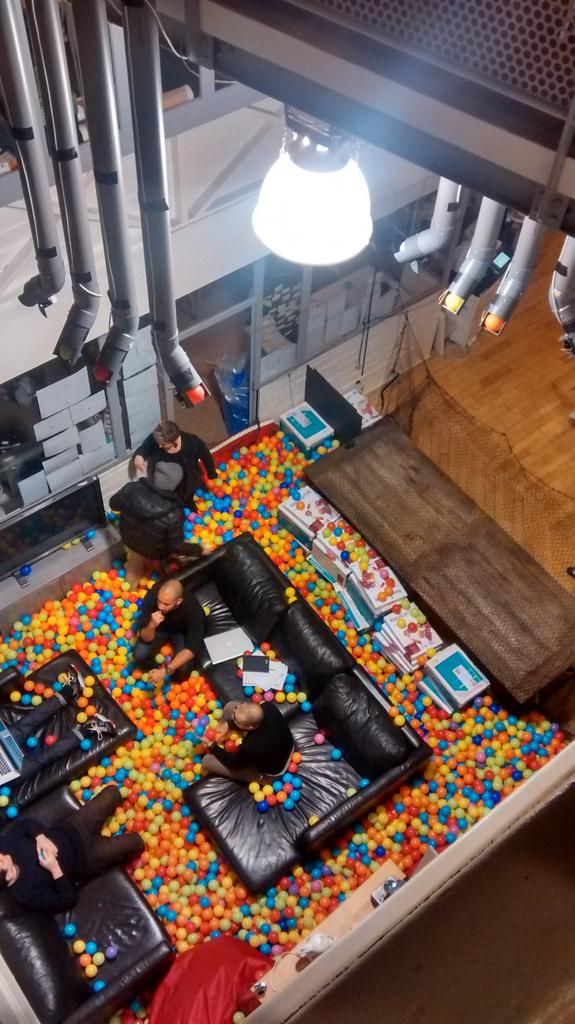 Agence red tweet media