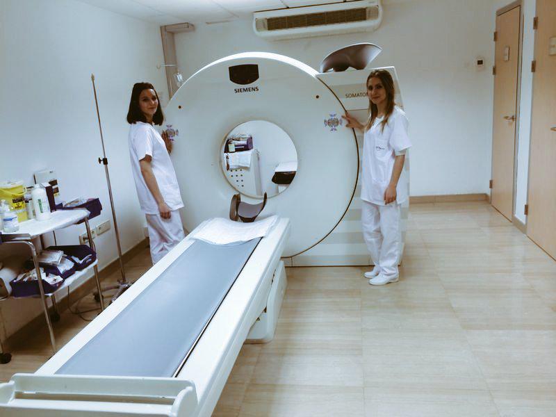 Cristi561's tweet photo. Ya si q de prácticas 😆😆😆😆😆🏨💉💊 @cristipitufina http://t.co/rOrvVGK37W