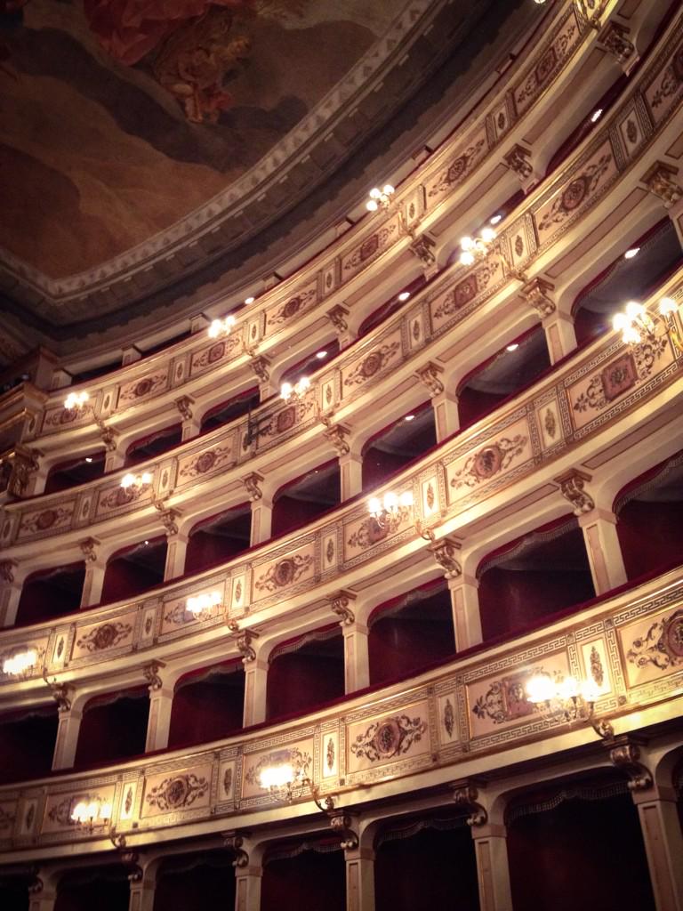 DanheraItaly's tweet photo. Chi sarà il prossimo ospite di #sovrana a #teatro? Fervono i preparativi...
#danheraitaly #fragrance #ComingSoon http://t.co/8UHc0sGBVE