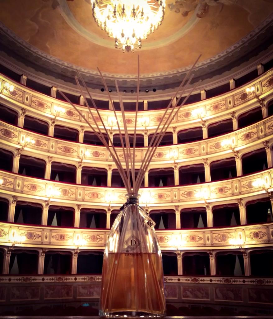 DanheraItaly's tweet photo. Chi sarà il prossimo ospite di #sovrana a #teatro? Fervono i preparativi...
#danheraitaly #fragrance #ComingSoon http://t.co/8UHc0sGBVE