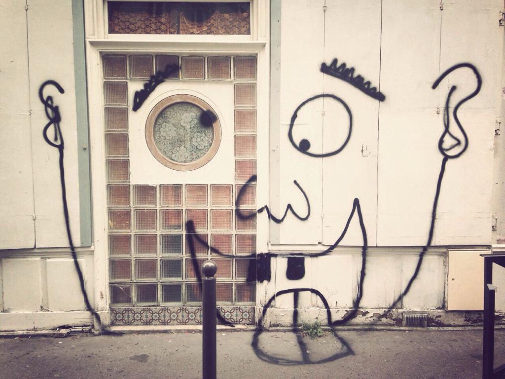 WTFBelleville's tweet photo. Banksy n’a qu’à bien se tenir … http://t.co/qpavpnpqKy http://t.co/qECwIkUQPb
