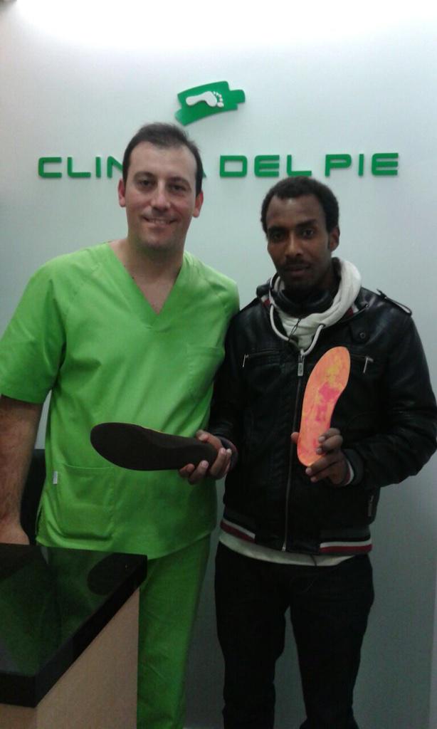 tuclinicadelpie's tweet photo. Gizaw Bekele, uno de los ganadores descalificados de la San Silvestre Vallecana recogiendo sus plantillas. http://t.co/vYGgG78J38