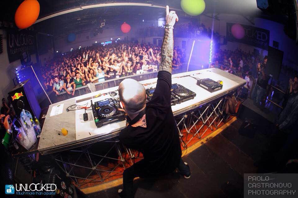 OscarAguileradj's tweet photo. Oscar Aguilera Live Set @Unlocked_Party @ Mob (Sicilia, Italia) 17/01/2015. FREE DOWNLOAD ❤️

http://t.co/P4iR0rSfvq http://t.co/NYZVRnI9Fg