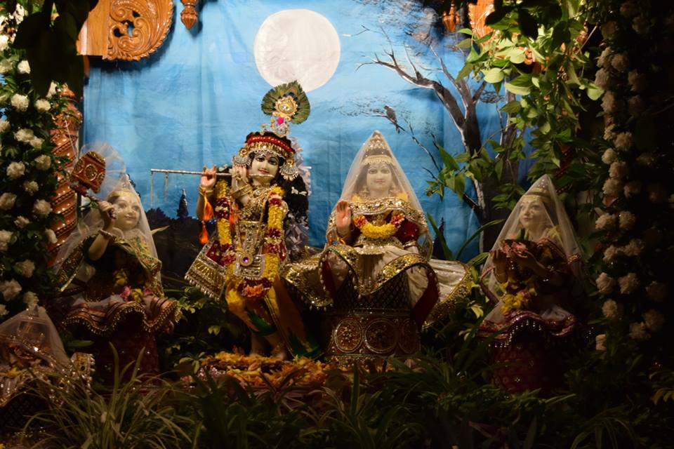 TweetsofKrishna's tweet photo. 68. Gopi-consort #RadhaK Manipuri Vaishnavas do not worship Krishna alone, but as Radha Krishna
@TweetsofKrishna http://t.co/B2a67fvs8S
