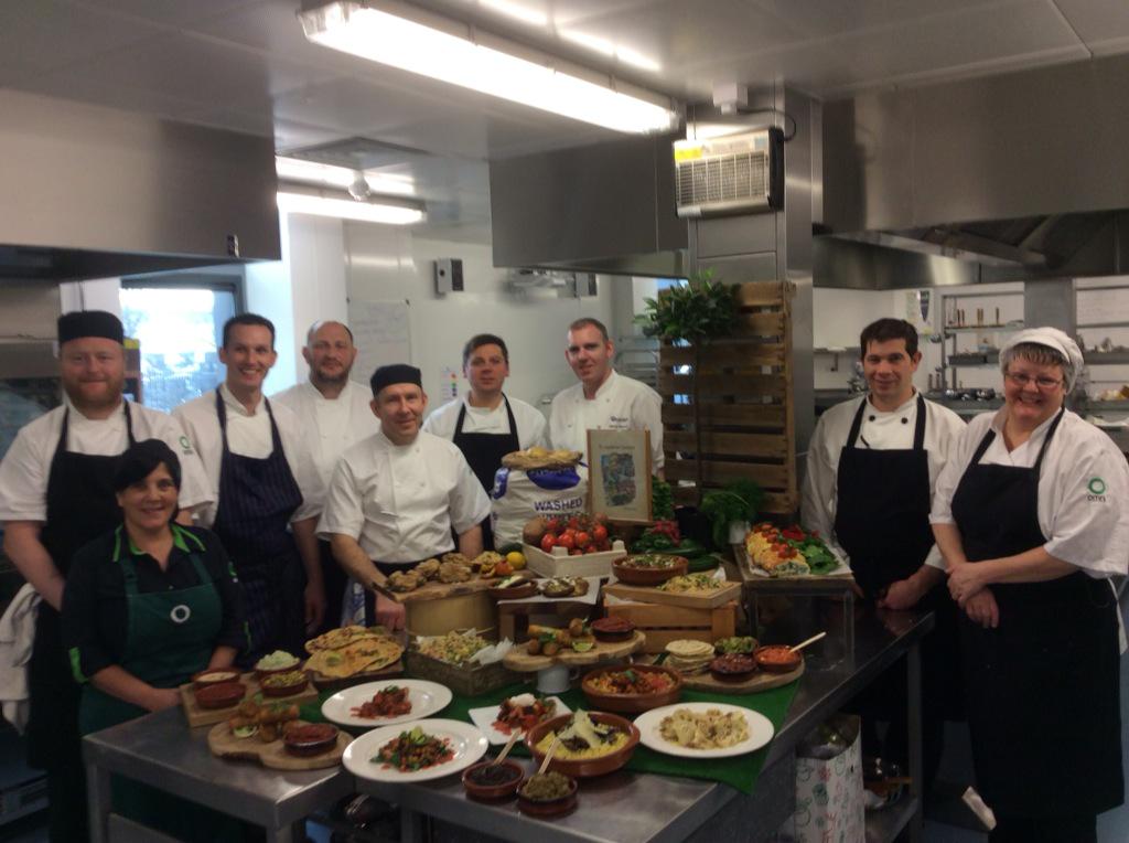 dwbridge1's tweet photo. @sharingplatter @lloydmann1 @garykidd_iss #betterfood
craft training vegetarian session #greatdayteam #isstraining http://t.co/Wv4p4jOLXw