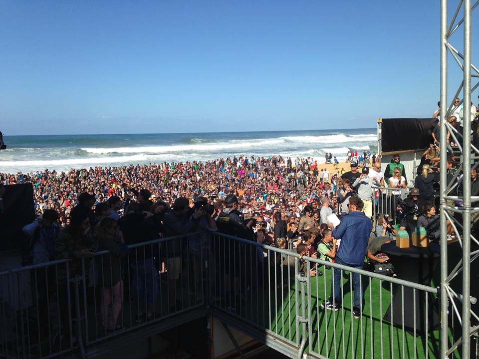Freelce_events's tweet photo. Septembre 2014-L'équipe @Freelce_events était présente sur le #QuiksilverProFrance pour soutenir l'agence @MCBoxEvent http://t.co/j9WhU6bch0