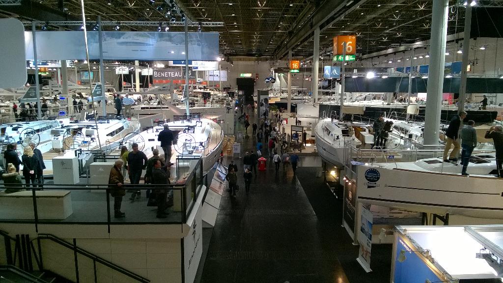 venelehti's tweet photo. Taantuma jyllää mutta boot Düsseldorf pitää pintansa. Kävimme katsomassa venealan uudet tuulet. http://t.co/bIiiWfPT16