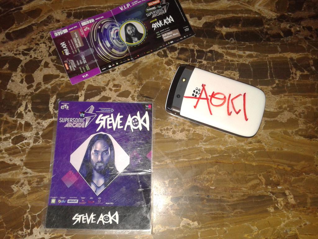 SiddhantVhatkar's tweet photo. #Throwback Got #Aokified last weekend #AokiGoesSupersonic #NeonFuture #AokiForLife #MeetAndGreetGoals http://t.co/B8fkg3shXv
