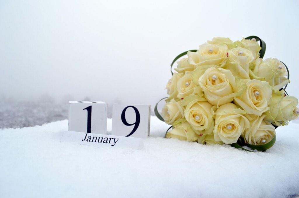 DierbareBloemen's tweet photo. Gisteren hebben wij voor een bruidspaar de bloemen verzorgd. Mooi hė.. trouwen in de winter?!! http://t.co/Q99UdhKeKB http://t.co/UeBe5lYTik