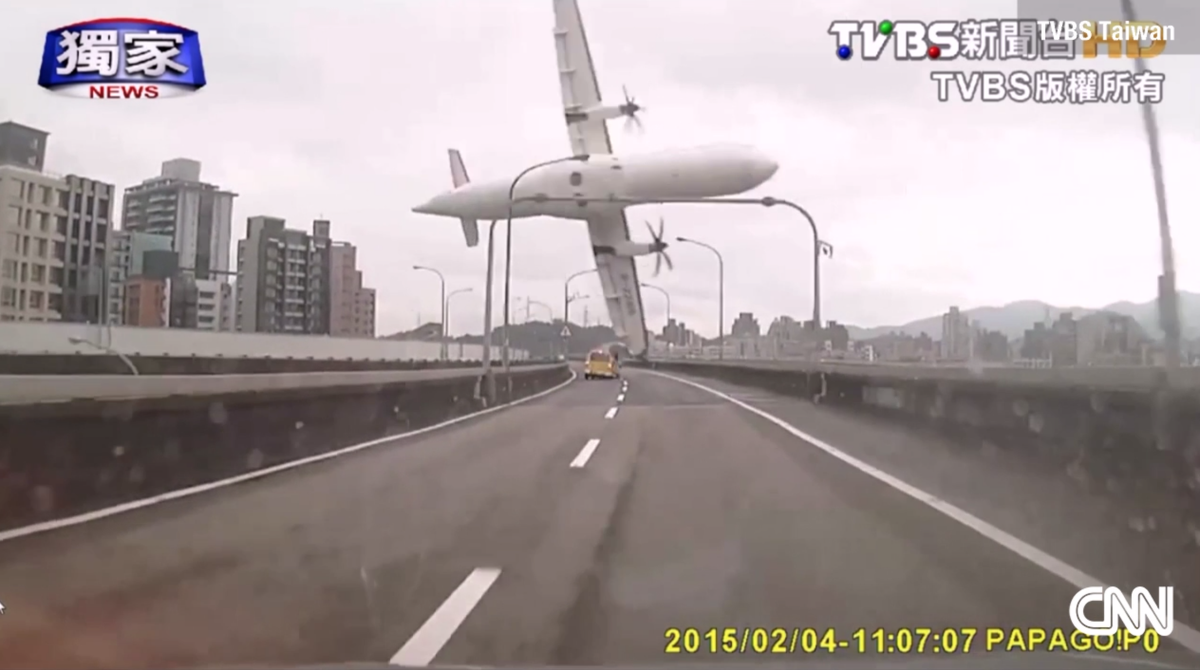cnni's tweet image. Video shows #TransAsia plane as it crashes into a river in Taipei. 13 now confirmed dead: cnn.it/1uWnW4H