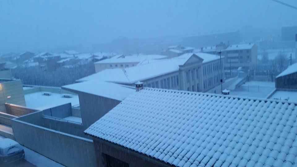 mercadalpm's tweet photo. #neuSegrecom imatges del casc antic de Balaguer, nevada . a les 8:14, i això sembla ser que no para. Aviseu-me! http://t.co/qv7zq5h6gE