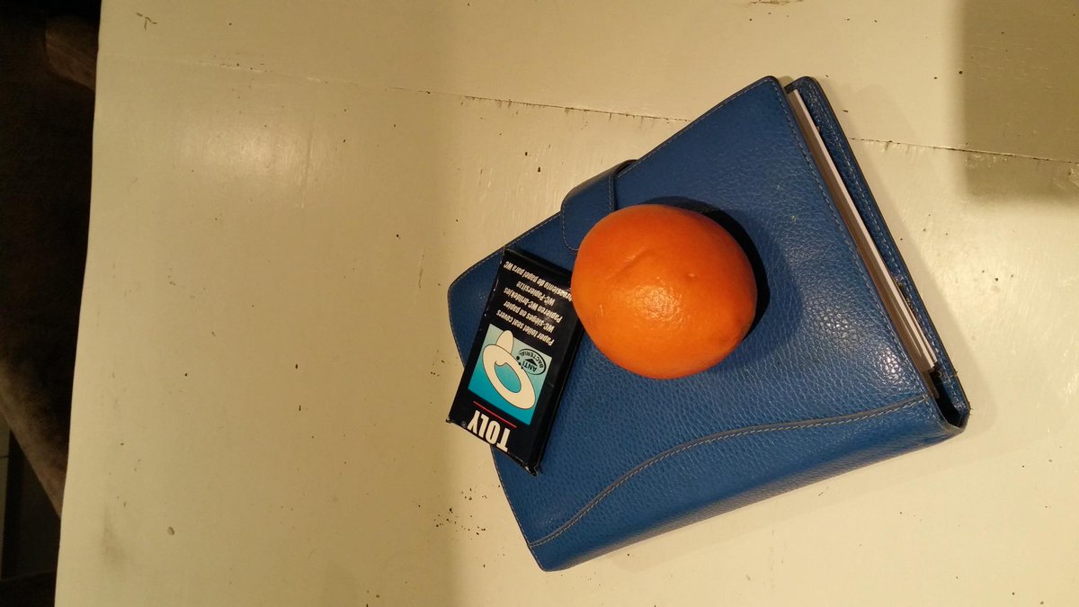 Marketing_comm4's tweet photo. Bestemming als verrassing?! Nooit weg zonder agenda, vitamine C en toiletcover #3dingen http://t.co/6nkDlK7ANV