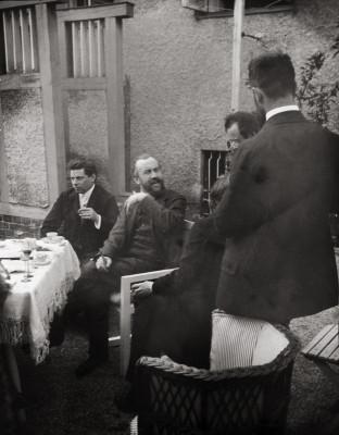 1903年、ウィーンのVilla Carl Mollにて、Max Reinhardt, Carl Moll, Hans Pfitzner, Josef Hoffmannとともに
