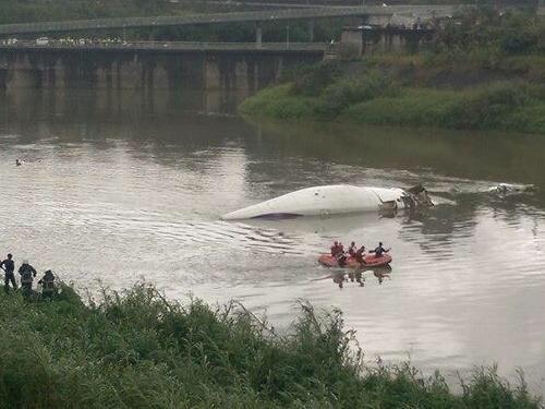 سقوط طائرة مدنية تابعة لـ TransAsia في تايوان  B8-NreDIEAEoIm4