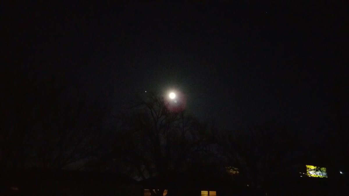 stretch_schreck's tweet photo. @TxStormChasers  Jupiter is in the lead next to full moon! Pretty cool!!! http://t.co/rT54KsTdPS