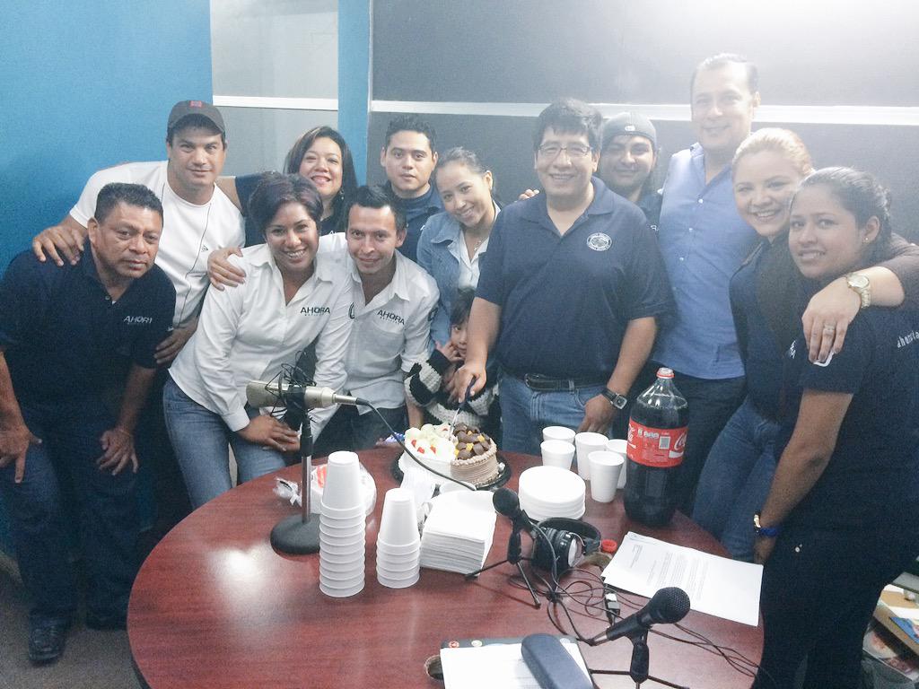 AlejandraGonda's tweet photo. Celebrando a #CheLuis ☺️#Felicidades jefe👏👏👏🎂 http://t.co/0VFJ18zdYB