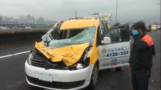 سقوط طائرة مدنية تابعة لـ TransAsia في تايوان  B8-Uj7MIMAEGkoD