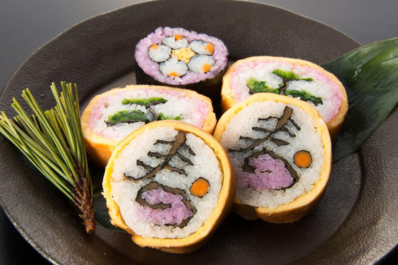 Twitter 上的 日本の郷土料理と名産品 相互フォロー 千葉 太巻き寿司 海苔 または卵焼きの上で酢飯やかんぴょう しいたけ にんじんなど 季節の野菜や魚を巻いて作られる太巻き寿司 花や動物など 様々な絵柄を色鮮やかに描き出すのが特徴 Http T Co 99zsgsythq