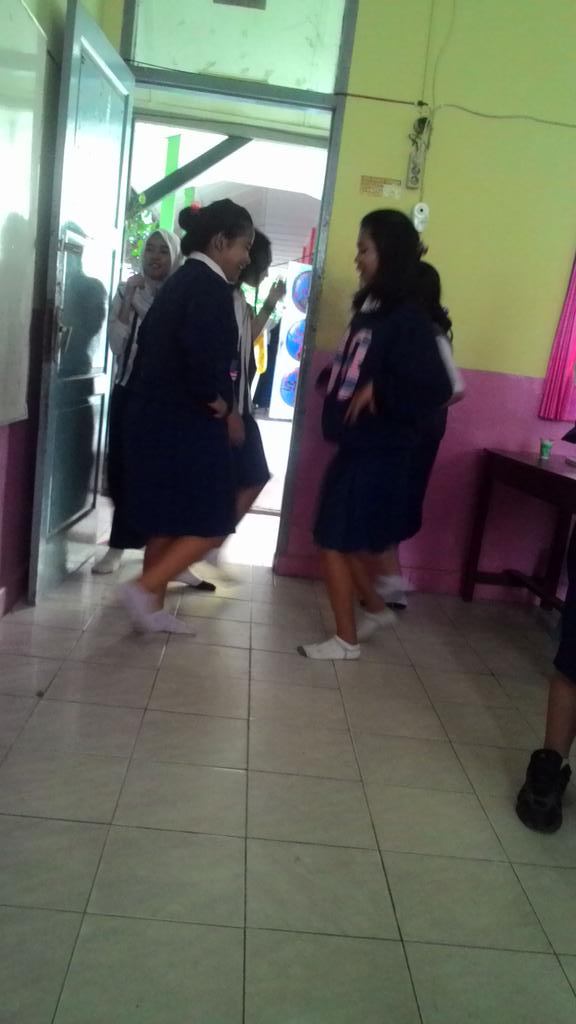 Kingdom_IX8's tweet photo. Ampar ampar pisang...🍌🍌 http://t.co/LkMpLbHBwC