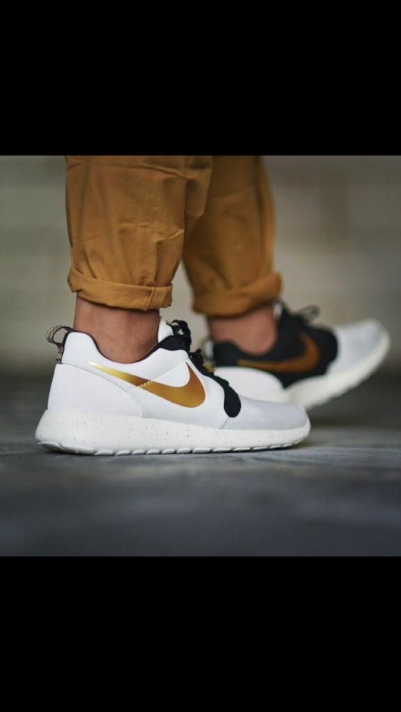 DapperDecisions's tweet image. Nike Roshe Run Gold Trophy