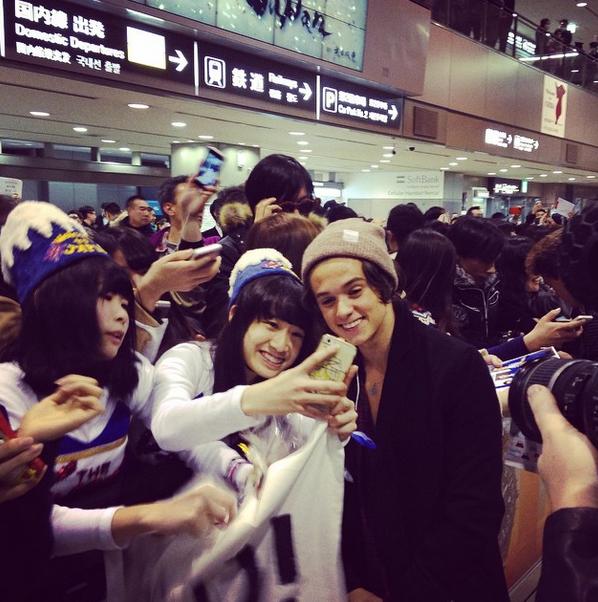 Z Music Pop Up Store A Twitteren ついに来日 The Vamps Shop東京 大阪店で来日記念フェア開催中 本日より日本発登場の新商品などご用意してます 店頭ではメンバーのスタンドアップがお出迎え Thevamps来日 Http T Co Wq7nrylkoa