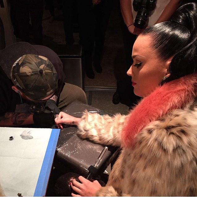 lagachaa's tweet photo. @katyperry deja grabado en su piel y en su corazón su increíble presentación en el #SuperBowlXLIX #SP49 http://t.co/ia2GjKJlnw