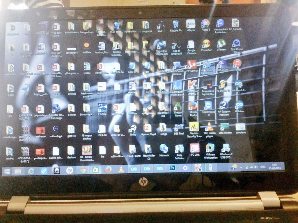 csi_tsec's tweet photo. le HP : Placing too many folders &amp; shortcuts on your desktop may slow down your PC.
le @apoorvdayal : Pardon me? #FTW http://t.co/D7YcjcgpOR